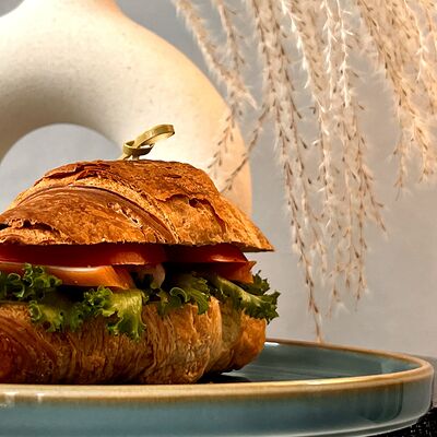 Круассан с копченой курицей в CoffeeNam по цене 410 ₽