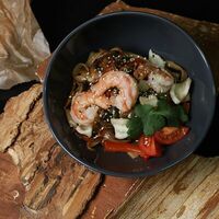 Wok c лососем и пшеничной лапшой в Sushi Box