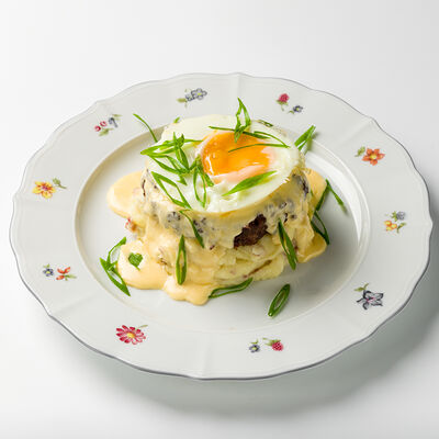 Говяжий бифштекс с соусом и пюре в Шале Берёзка по цене 1380 ₽