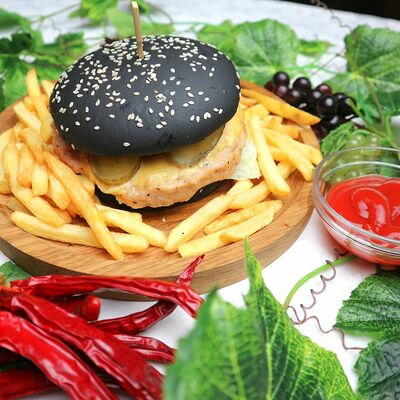 Бургер с курицей черная булка в Вечная пятница по цене 540