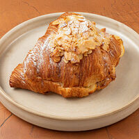 Миндальный круассан в Maya