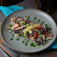 Салат с говяжьим языком и яблокамив Балканский гурман