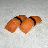 Суши с лососем 2 шт в Risoy