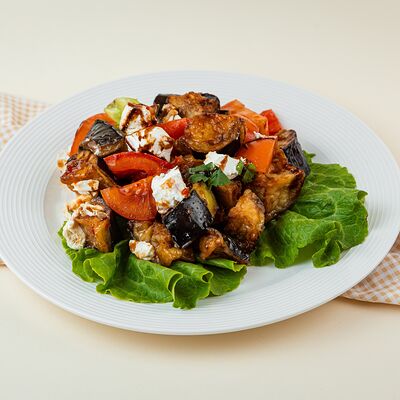 Салат с хрустящими баклажанамив Фермер Маркет по цене 337 ₽