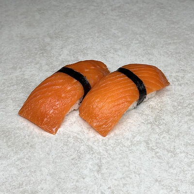 Суши с лососем 2 шт в Risoy по цене 625 ₽