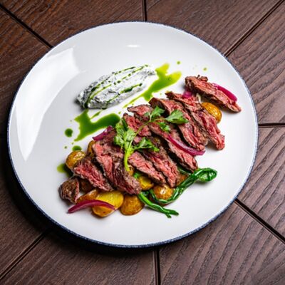 Стейк мясника с жареным картофелем и сметанным соусом в Утомленные солнцем по цене 990 ₽