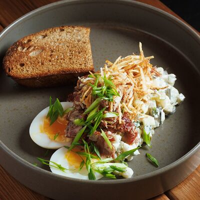 Салат с рёберным мясомв Первый сырный бар Friends по цене 640 ₽