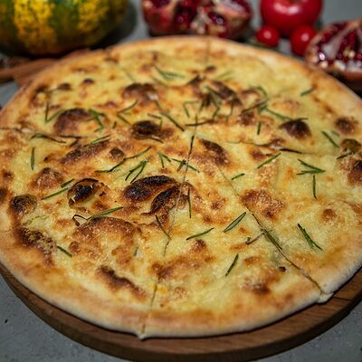 Фокачча с песто в Пармезан и пури по цене 199 ₽