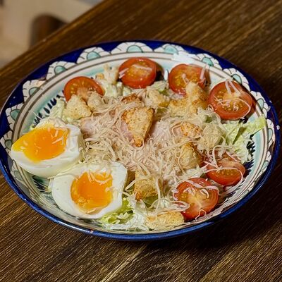 Салат Цезарь в Легендарная чебуречная по цене 350 ₽