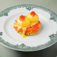 Оладьи из цукини с форелью и яйцом в Grace Bistro