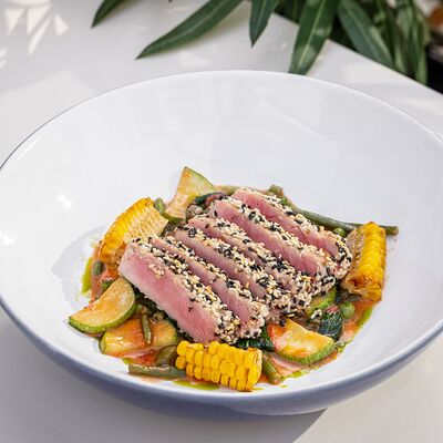 Стейк из тунца в кунжутной панировке с овощами по-средиземноморски в Brasserie Lambic по цене 1370 ₽