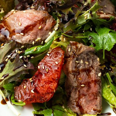 Салат с ростбифом в кунжутной заправке в William Bass по цене 950 ₽