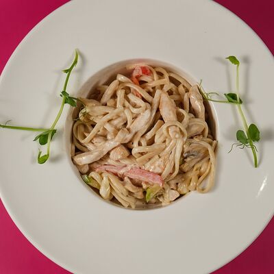 Удон в сливочно-чесночном соусе с говядиной New в Bananapizza по цене 330 ₽