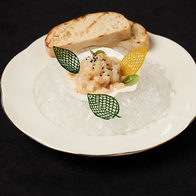 Тартар из дикого гребешка с соусом краб и чипсами из пармезана в Duran по цене 790 ₽