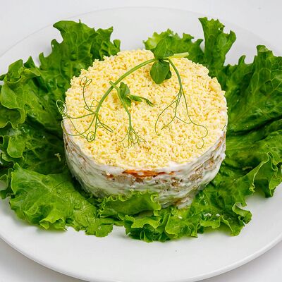 Салат Мимоза с семгой в Хлеб и горчица по цене 335 ₽