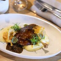 Утиная ножка конфи с картофельным пюре и пряной тушёной капустойв Vivezza