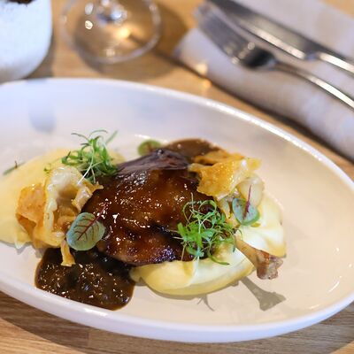 Утиная ножка конфи с картофельным пюре и пряной тушёной капустойв Vivezza по цене 1290 ₽