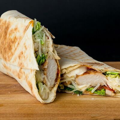 Шаурма Цезарь с курицей в МАНГАЛКОФЕ по цене 360 ₽