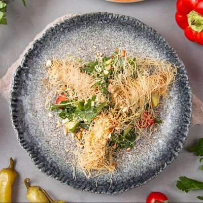 Салат с рукколой, хрустящими лангустинами, авокадо и соусом сладкий чили в Куркума по цене 830 ₽