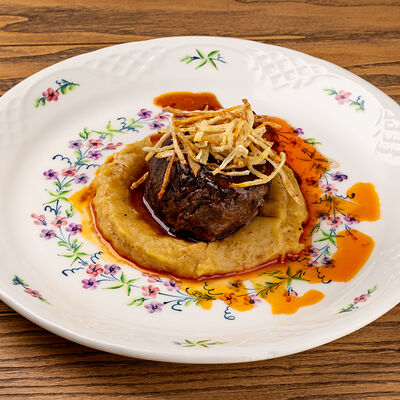 Филе миньон с пряным соусом и пюре из картофельных шкварок в Казак по цене 2300 ₽