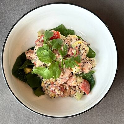 Салат с лососем, киноа и авокадо в Гости, бистро по цене 680 ₽