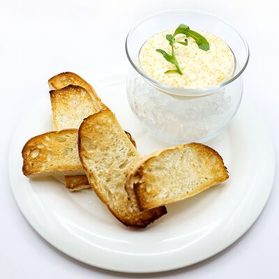 Щучья икра с оливковым маслом, луком и тостами в Собрание по цене 715 ₽