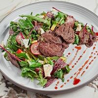 Теплый салат из говяжьей вырезки с микс-салатом и соусом Мартель в Армега