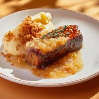 Свиная Грудинка с картофельным пюре и соусом из яблочного сидра в BBQ Beer Restaurant