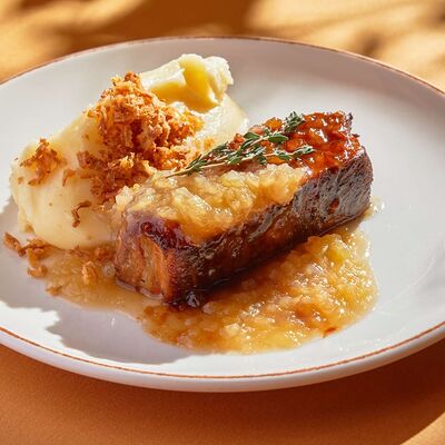 Свиная Грудинка с картофельным пюре и соусом из яблочного сидра в BBQ Beer Restaurant по цене 1490 ₽