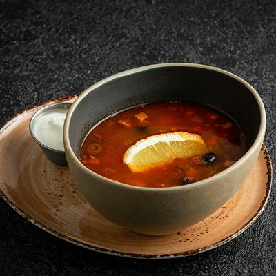 Мясная солянка с немецкими колбасками в Jager restopub по цене 480 ₽