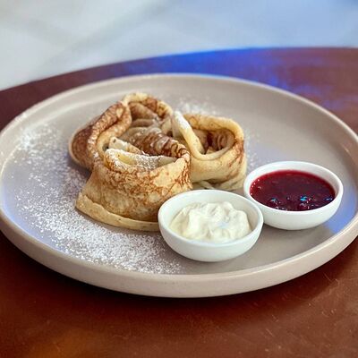 Блины со сметаной и джемом в Брускетта по цене 365 ₽