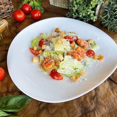 Цезарь с креветками в De Paris БИСТРО по цене 950 ₽