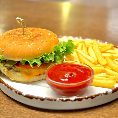 Бургер с котлетой из курицыв Акватория по цене 500 ₽