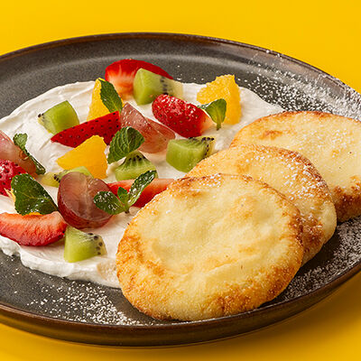 Сырники с сезонными фруктами и ягодами в Сушилка по цене 475 ₽