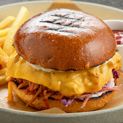 Бургер с рваной свининой в Old Whale pub по цене 930 ₽