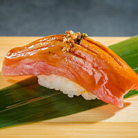 Суши татаки тунец в Yellowfin Sushi