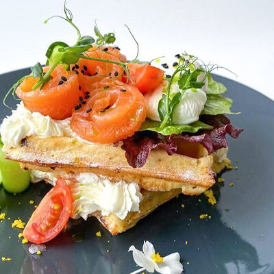 Вафля с лососем шпинатная в Моё место по цене 506 ₽