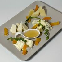 Плато сыров с медом и орехами в URBAN Lounge