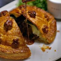 Пирог с бараниной, картофелем и соусом Жю-лиев ТЁРКА