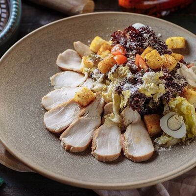 Цезарь с курицей в Баран да ярочка по цене 460 ₽