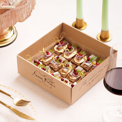 Канапе бокс с сельдью на ржаном тосте с горчичным муссом, мороженой брусникой и красным луком в Линия Вкуса по цене 2200 ₽