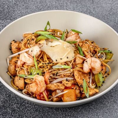 Яичная лапша с креветками и курицей в Pizza Lavka по цене 649 ₽