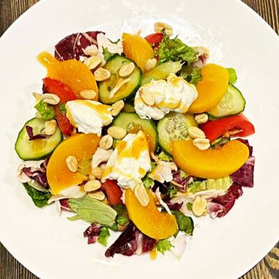 Салат с персиком и куриной грудкойв Сушико по цене 520 ₽