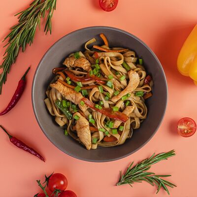 Удон с цыпленком в соусе терияки в Rooooolls по цене 500 ₽