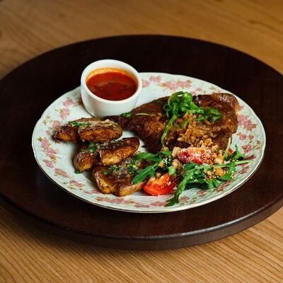 Стейк из свинины с деревенским картофелем и томатами в Спички по цене 980 ₽