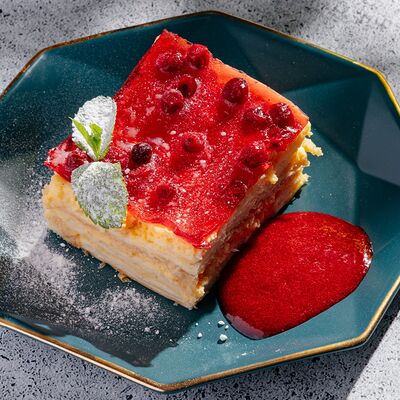 Домашний Наполеон с клюквенной пастилой в Rose Mary по цене 660 ₽