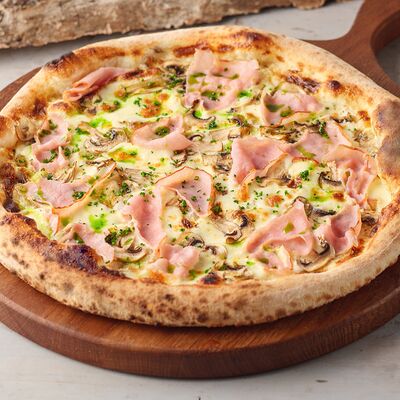 Пицца с окороком и шампиньонами 33 см в Si по цене 940