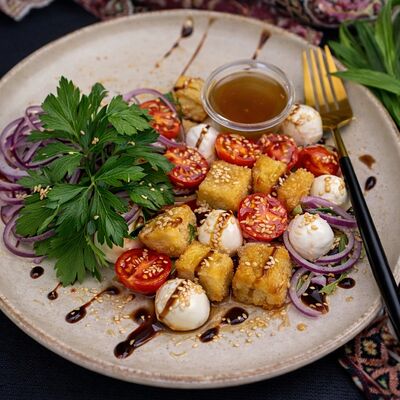 Салат с хрустящим баклажаном в 17 шампуров по цене 565 ₽