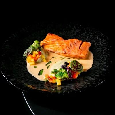 Стейк из лосося с пюре из брокколи в Soul&Spirits по цене 1600 ₽