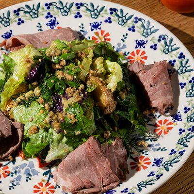 Салат с ростбифом, печёными овощами и соусом джонджоли в Ресторан-сыроварня Брынза по цене 750 ₽